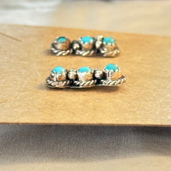 925 - Navajo crafted Sleeping Beauty Blue Turquoise. 3 round stones each earring - Picture 8 of 12